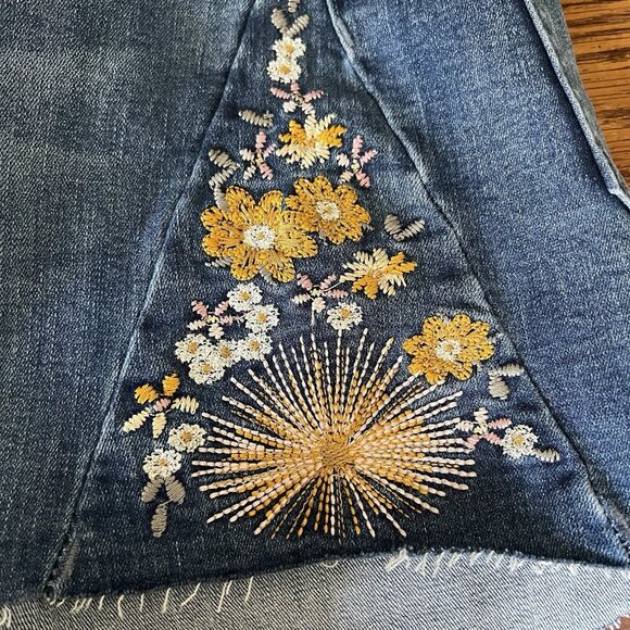 Ashley Mason Women’s Stretch Floral Embroidery Blue Denim Shorts Size 32 Raw Hem - Picture 7 of 13